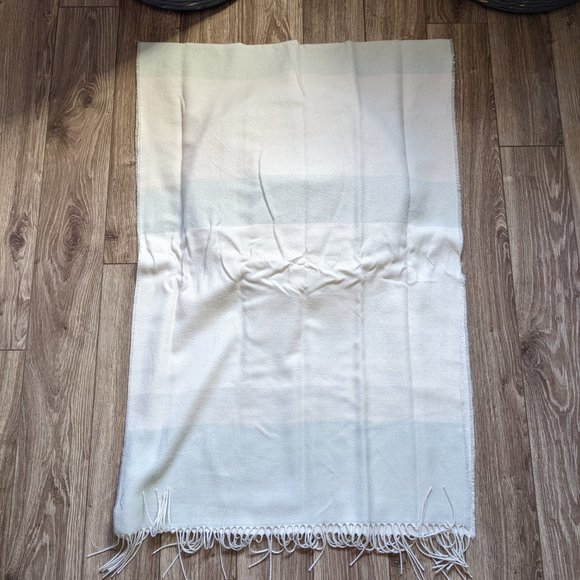 [2/$40] NWT - BANANA REPUBLIC Scarf with Fringe - Picture 2 of 4